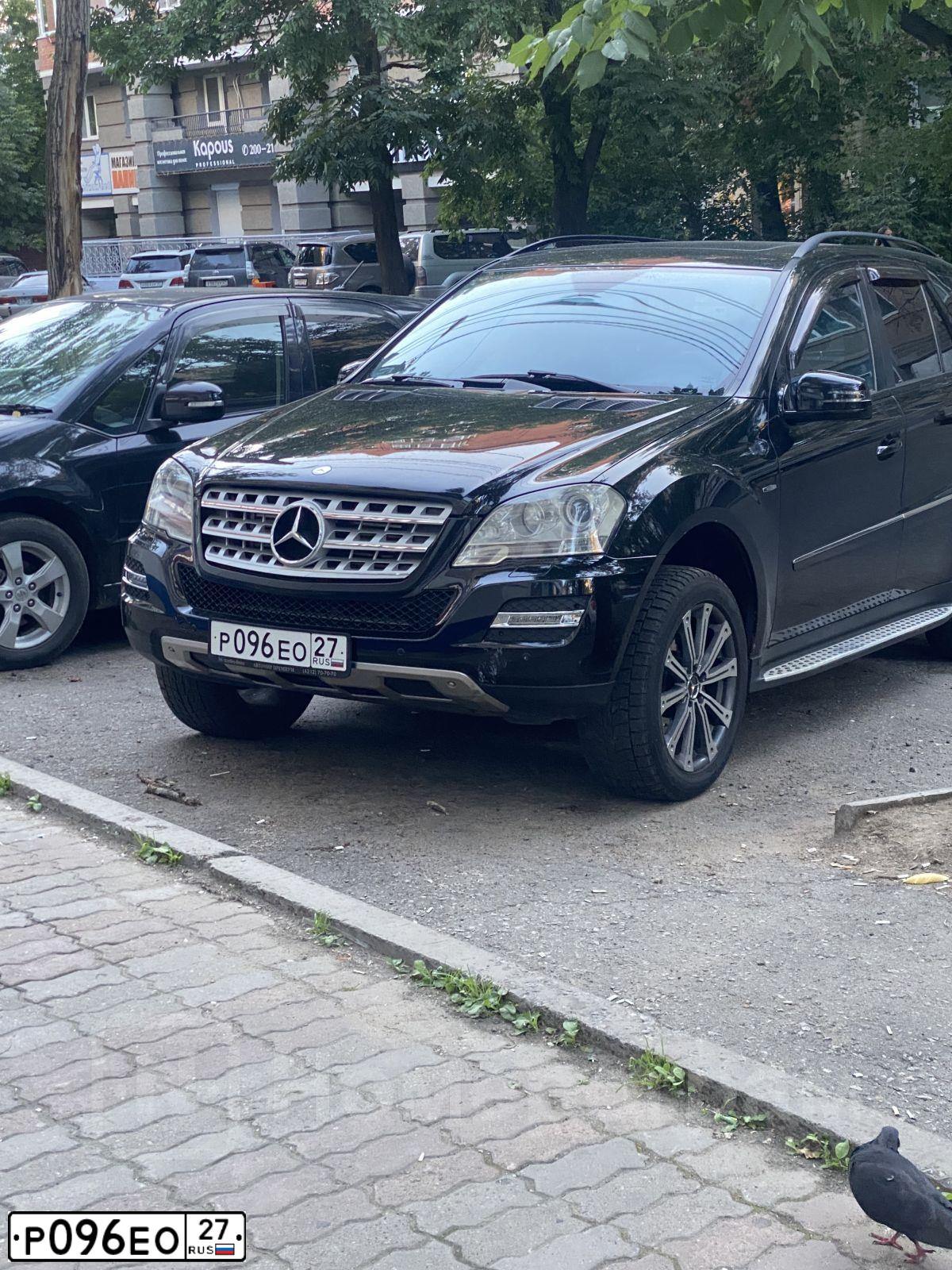 Фото автомобиля MERCEDES M-KLASSE, 2009 — госномер Р096ЕО27. Цвет: ЧЕРНЫЙ