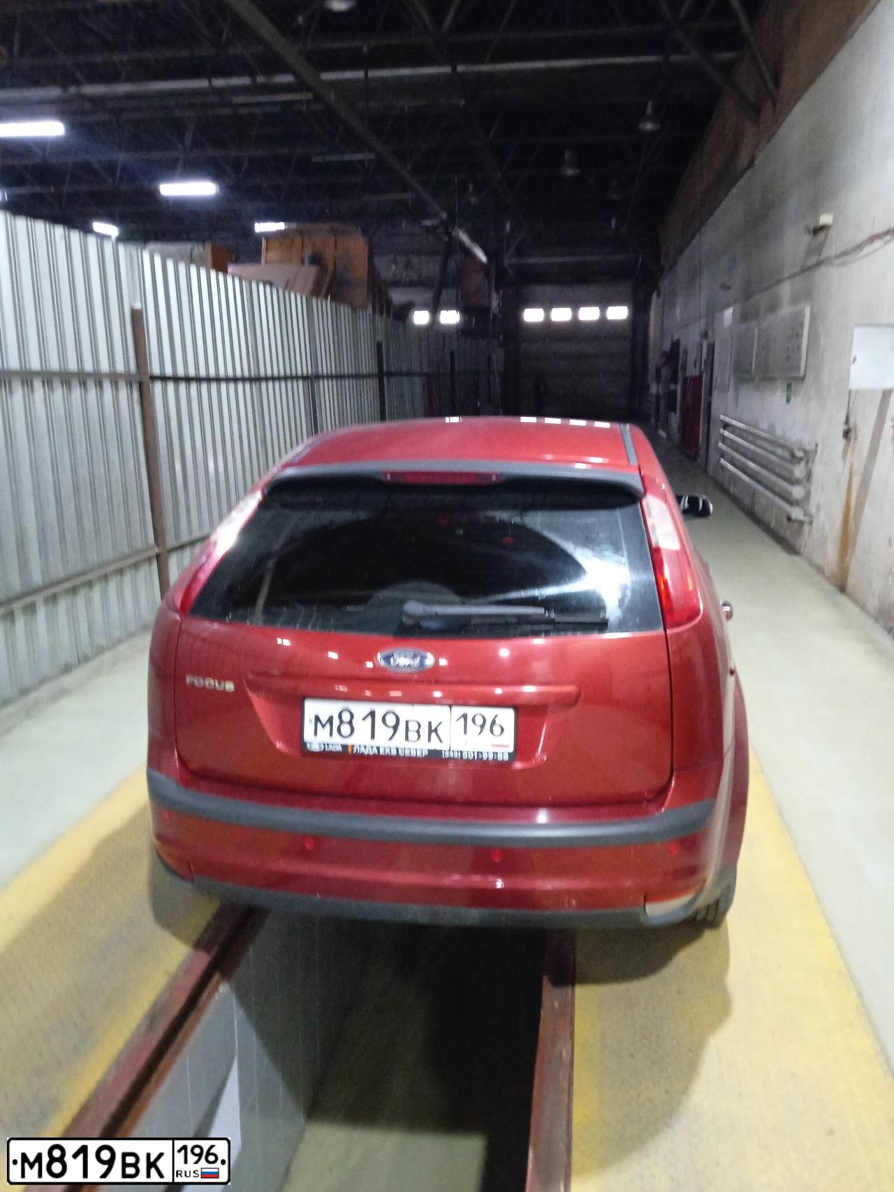 Фото автомобиля FORD FOCUS, 2007 — госномер К904КН96. Цвет: Красный