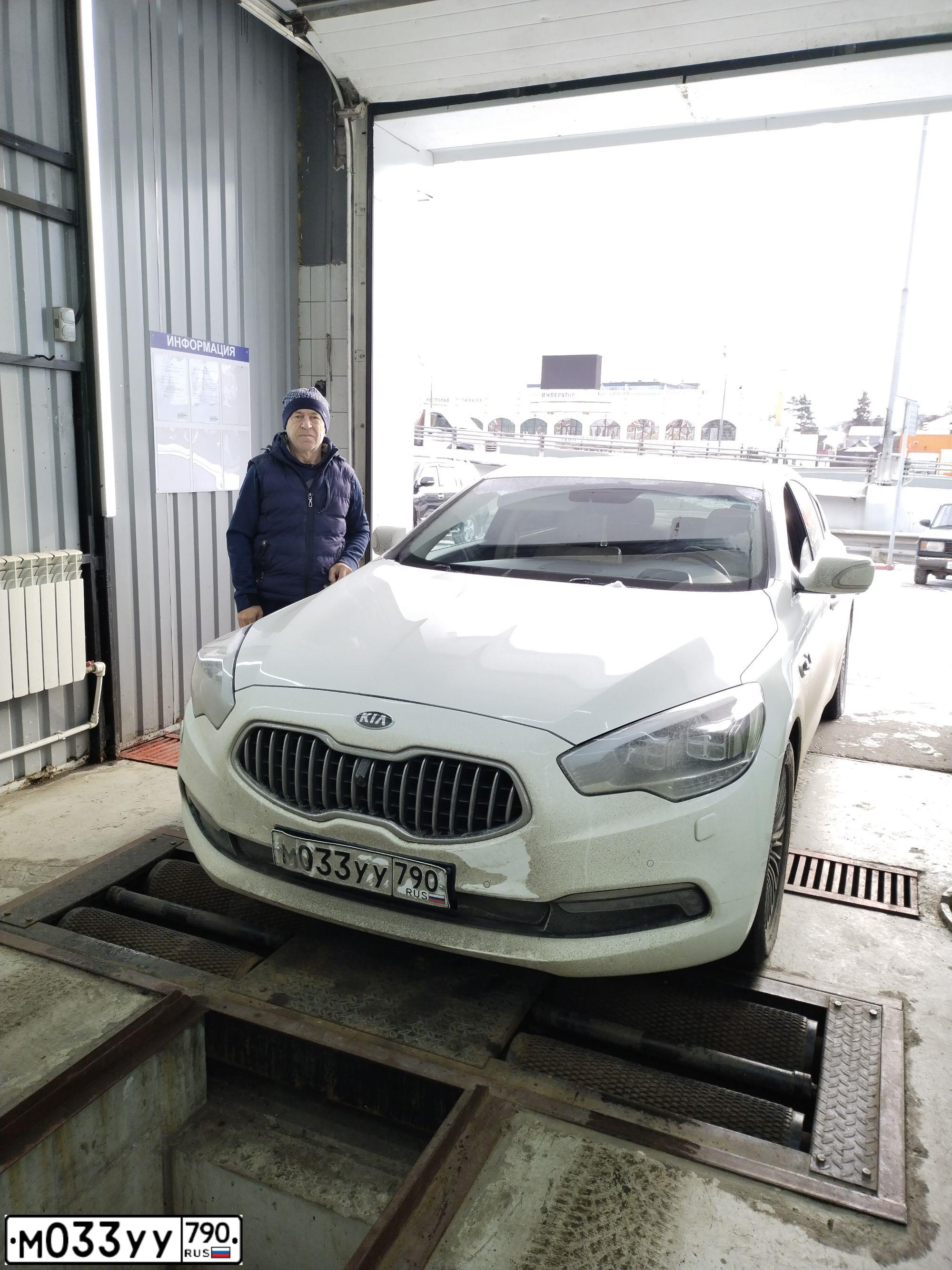 Фото автомобиля KIA QUORIS, 2013 — госномер М033УУ790. Цвет: Белый