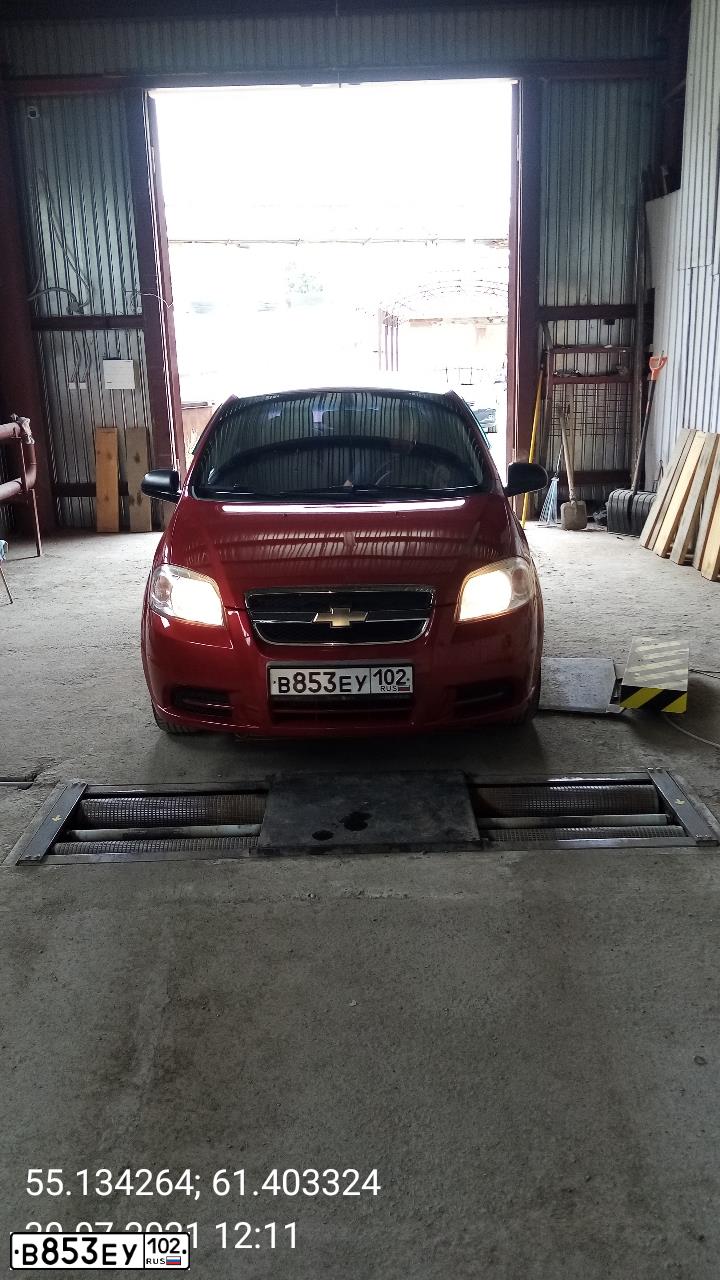 Фото автомобиля CHEVROLET AVEO, 2010 — госномер Р340АН774. Цвет: Красный