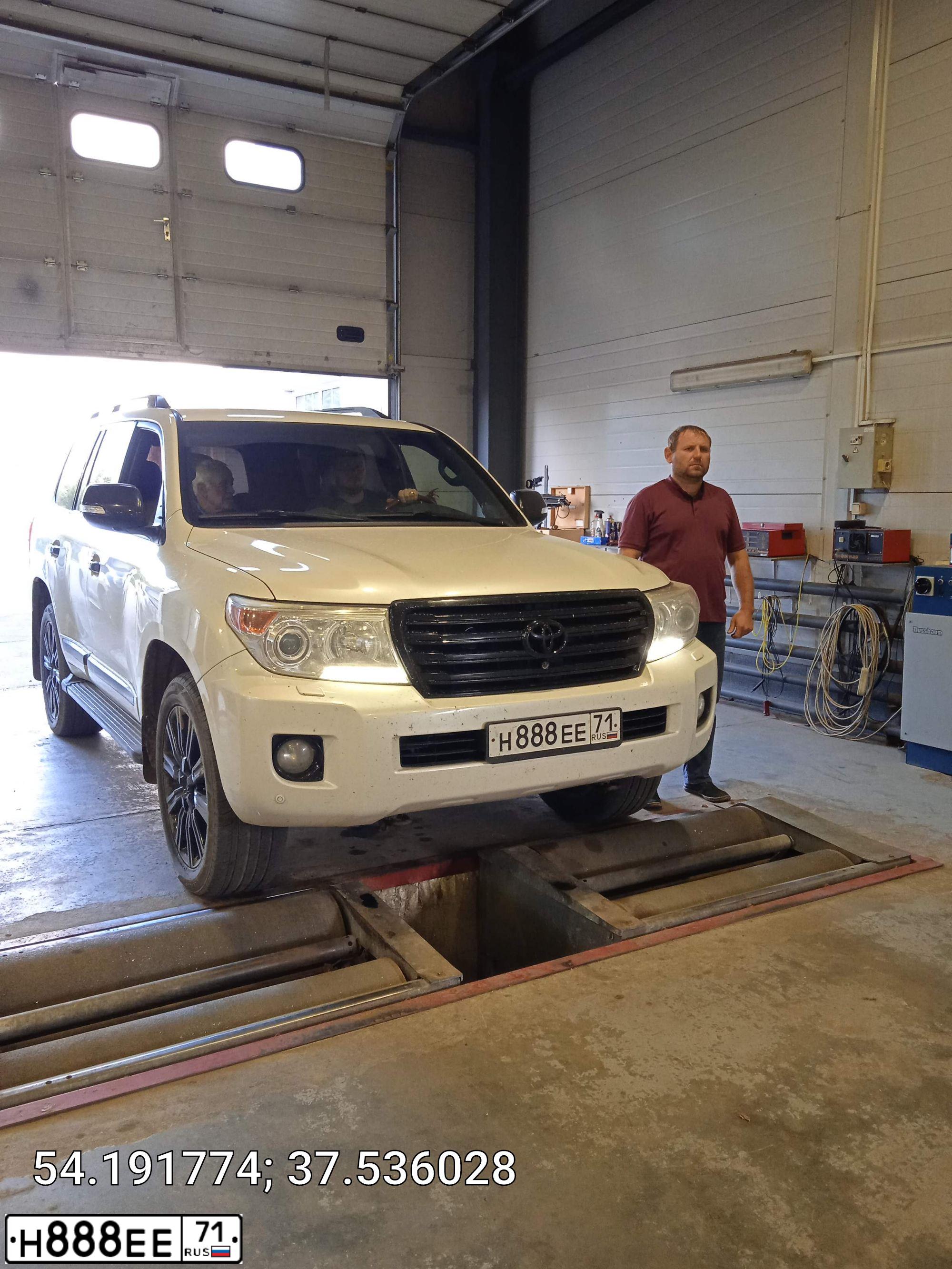 Фото автомобиля TOYOTA LANDCRUISER 200, 2012 — госномер Р071ЕУ71. Цвет: Белый