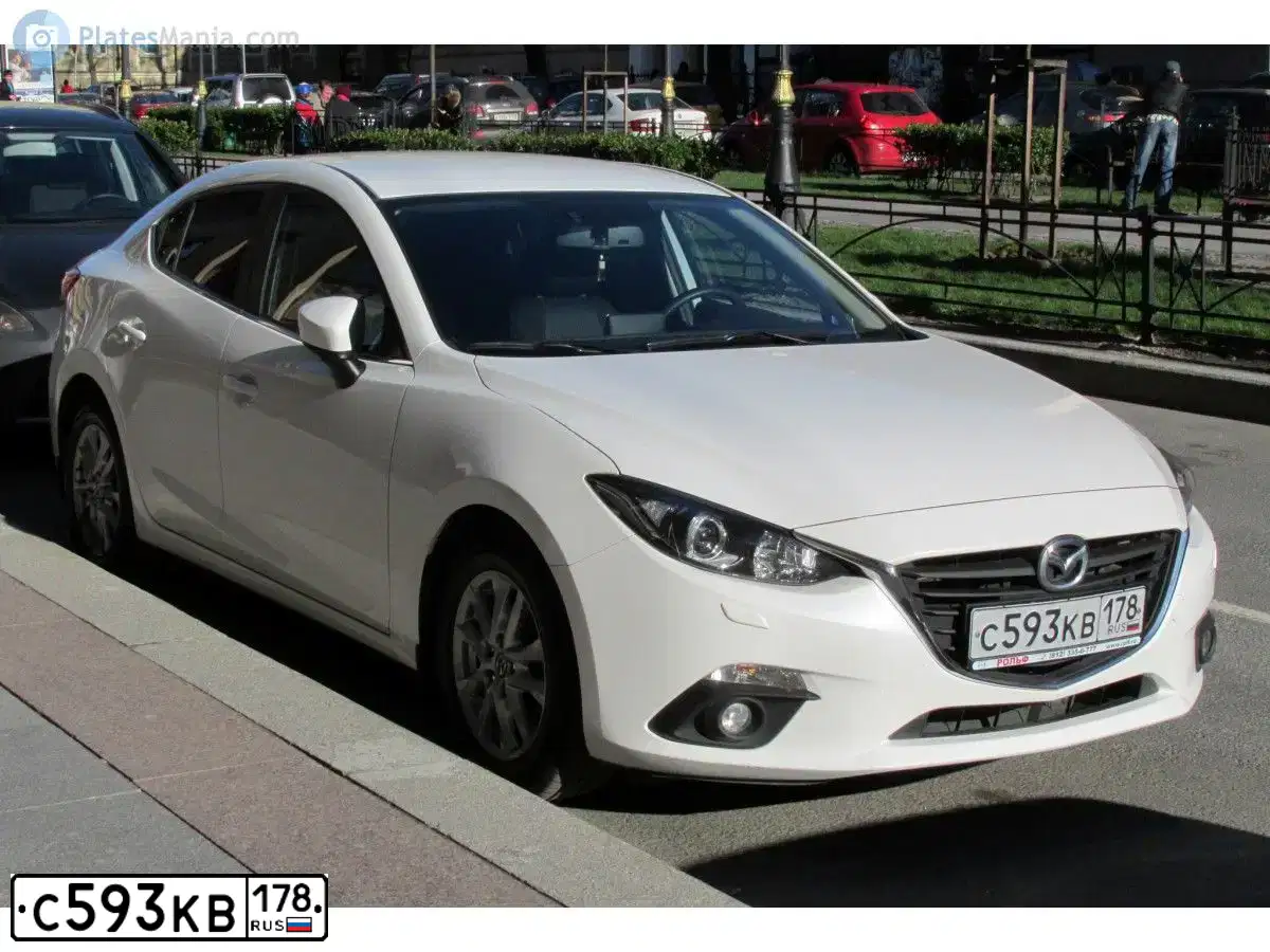 Фото автомобиля MAZDA 3, 2014 — госномер Р800ХЕ774. Цвет: Белый