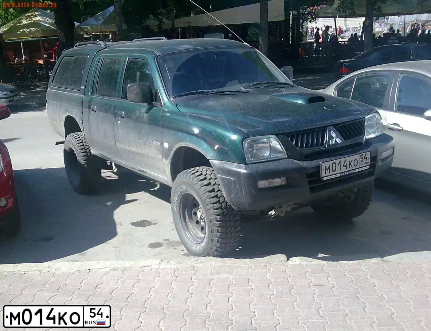 Фото автомобиля MITSUBISHI L 200, 2006 — госномер В852ТО124. Цвет: ЗЕЛЕНЫЙ