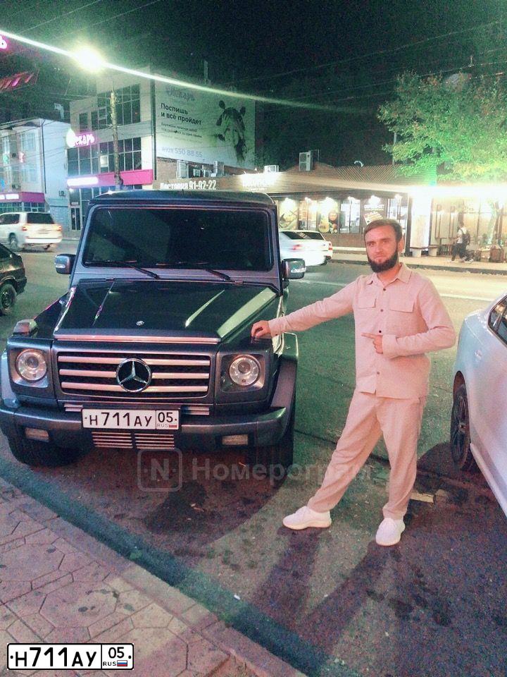 Фото автомобиля MERCEDES G-KLASSE, 2003 — госномер Н711АУ05. Цвет: БЕЖЕВЫЙ