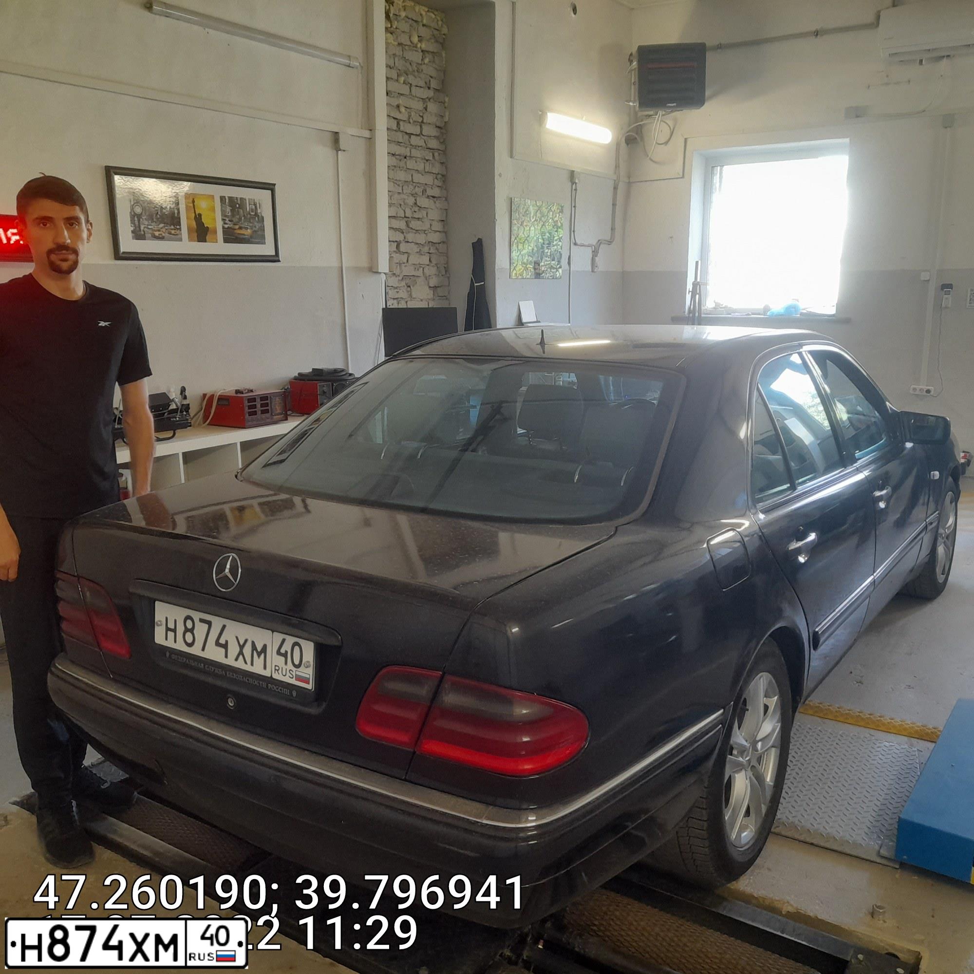 Фото автомобиля MERCEDES E-KLASSE, 1998 — госномер Н833МЕ82. Цвет: ЧЕРНЫЙ