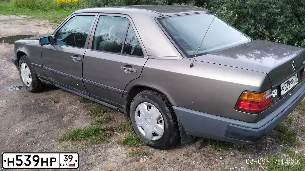 Фото автомобиля MERCEDES E-KLASSE, 1987 — госномер Н539НР39. Цвет: СЕРЫЙ
