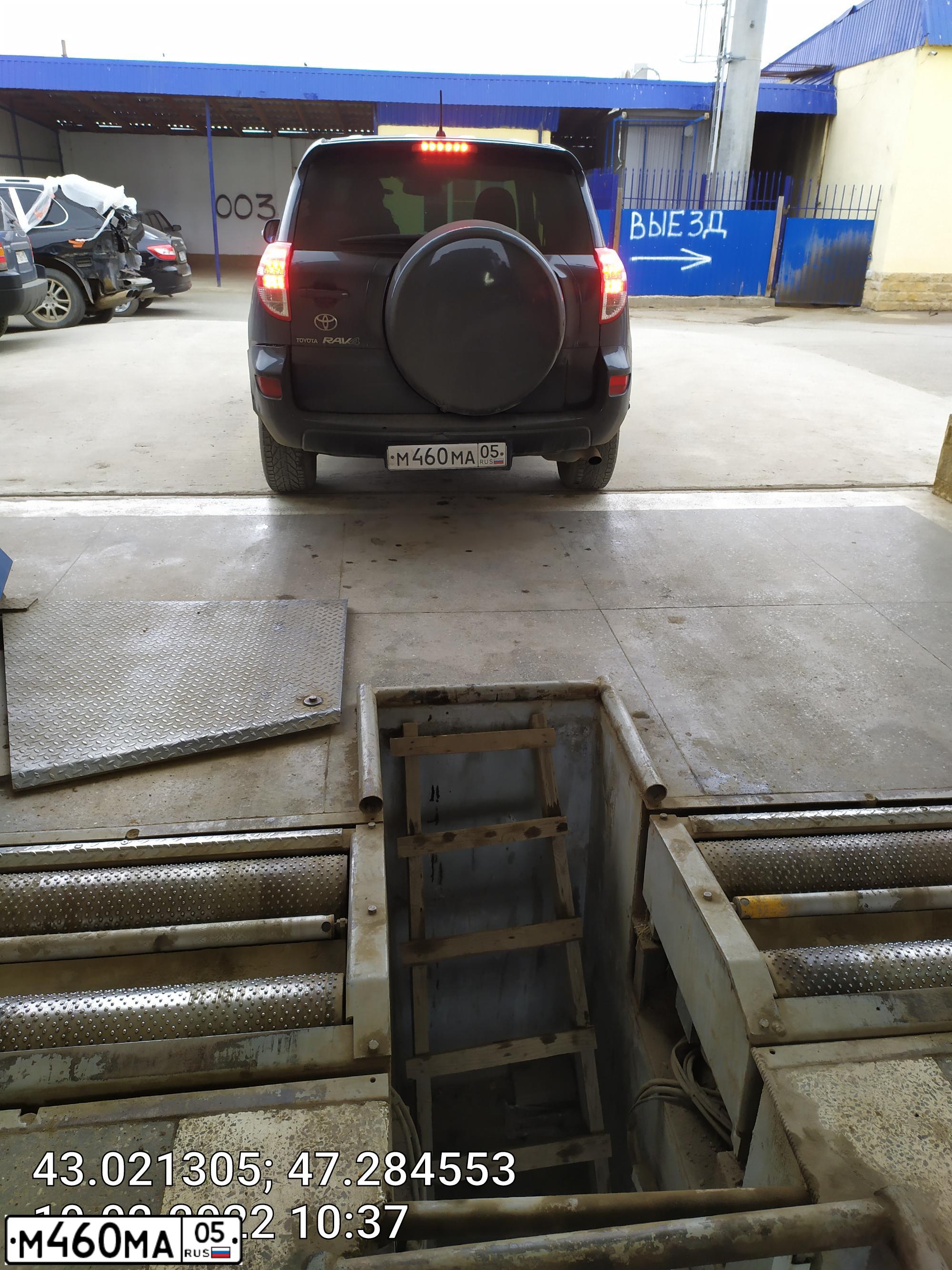 Фото автомобиля TOYOTA RAV4, 2010 — госномер М460МА05. Цвет: ТЕМНО СЕРЫЙ