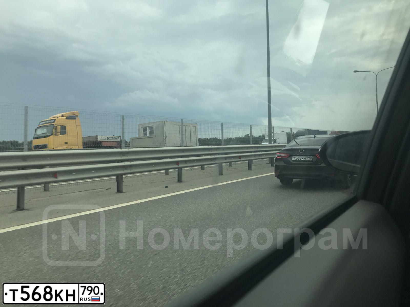 Фото автомобиля TOYOTA CAMRY, 2021 — госномер В454ЕА180. Цвет: Коричневый