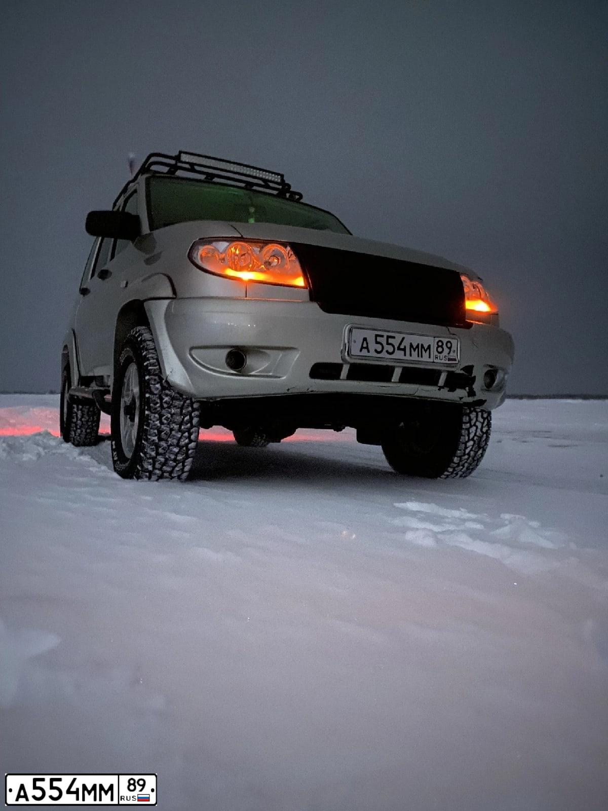 Фото автомобиля UAZ PATRIOT, 2013 — госномер А554ММ89. Цвет: серебристо желтый метал