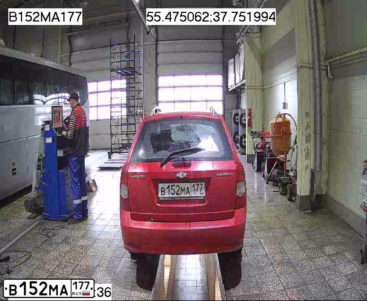 Фото автомобиля CHEVROLET LACETTI, 2005 — госномер В152МА177. Цвет: КРАСНЫЙ