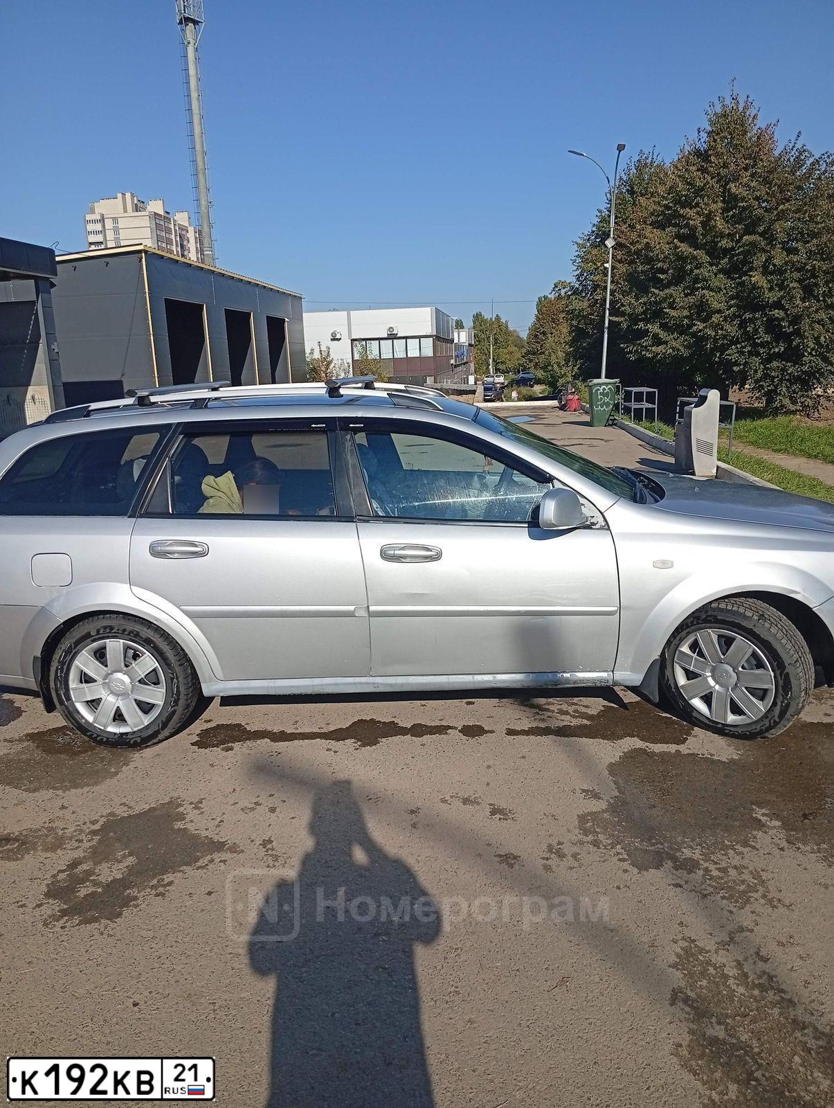 Фото автомобиля CHEVROLET LACETTI, 2010 — госномер К192КВ21. Цвет: СЕРЕБРИСТЫЙ