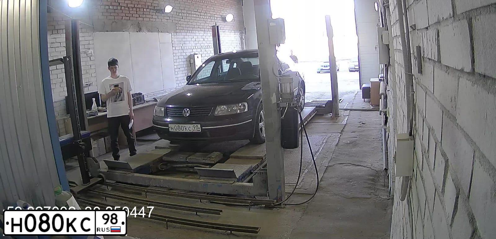 Фото автомобиля VOLKSWAGEN PASSAT, 1999 — госномер Н080КС98. Цвет: ЧЕРНЫЙ