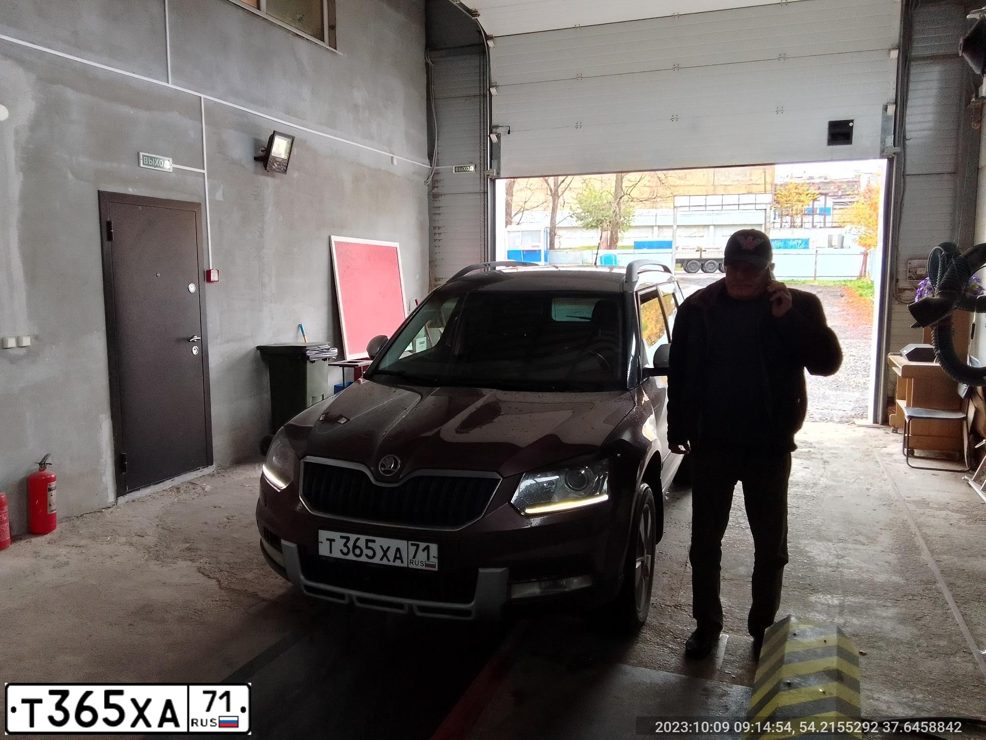 Фото автомобиля SKODA YETI, 2014 — госномер Т365ХА71. Цвет: Коричневый