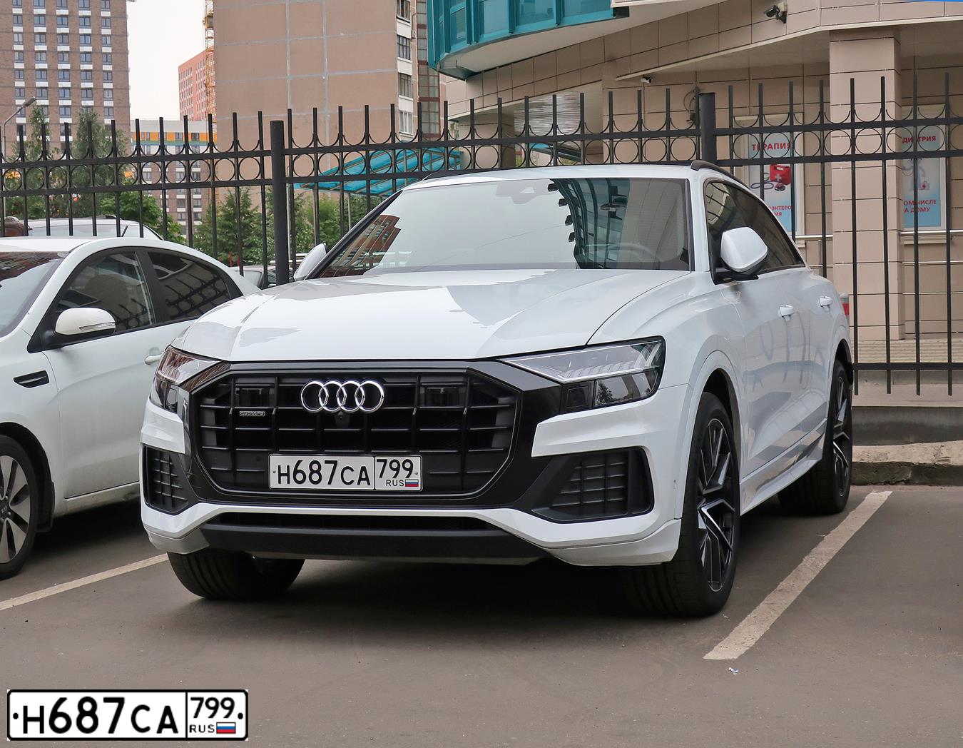 Фото автомобиля AUDI Q8, 2019 — госномер Н687СА799. Цвет: БЕЛЫЙ