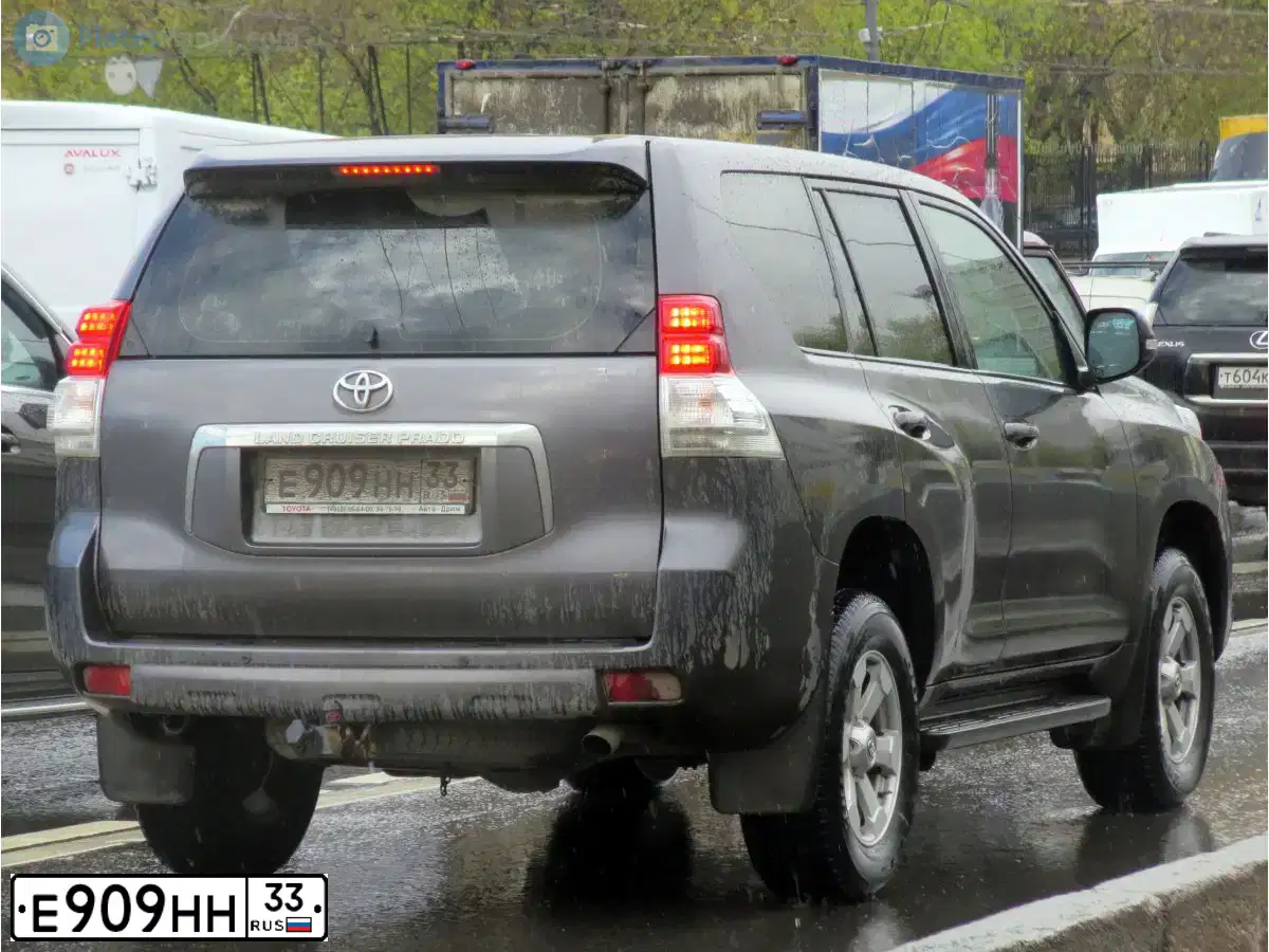 Фото автомобиля TOYOTA LANDCRUISER, 2012 — госномер Е909НН33. Цвет: СЕРЫЙ