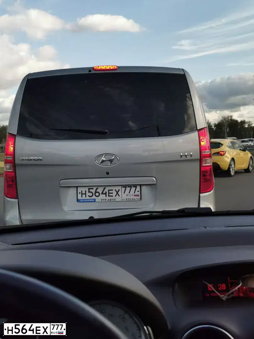 Фото автомобиля HYUNDAI H 1/H 100/STAREX, 2014 — госномер Н564ЕХ777. Цвет: СЕРЫЙ