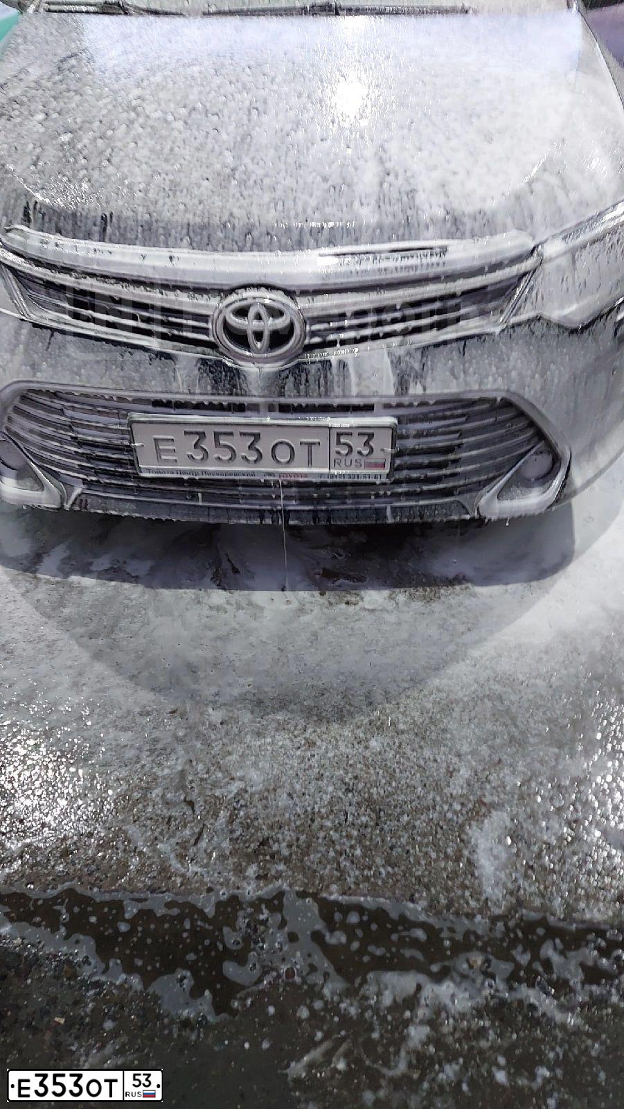 Фото автомобиля TOYOTA CAMRY, 2014 — госномер Е353ОТ53. Цвет: ЧЕРНЫЙ МЕТАЛЛИК