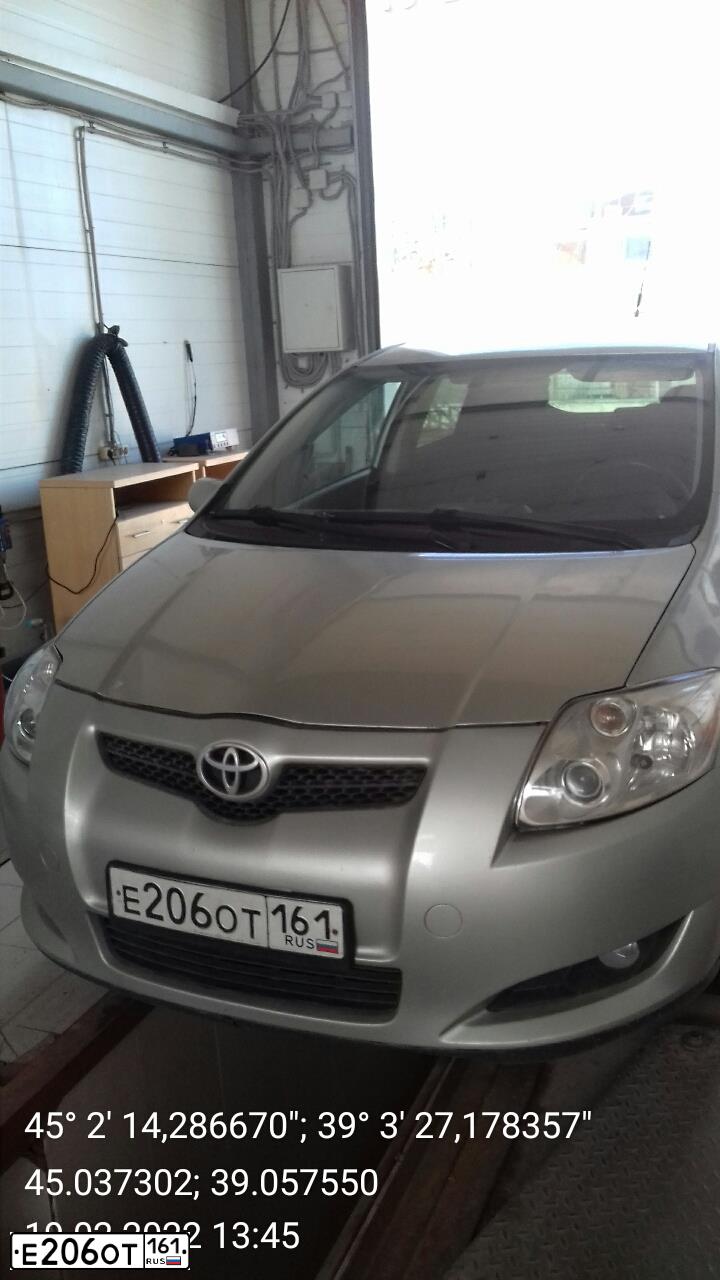 Фото автомобиля TOYOTA AURIS, 2007 — госномер Е725ВН15. Цвет: СЕРЕБРИСТЫЙ