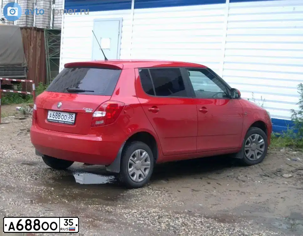 Фото автомобиля SKODA FABIA, 2011 — госномер А688ОО35. Цвет: Красный
