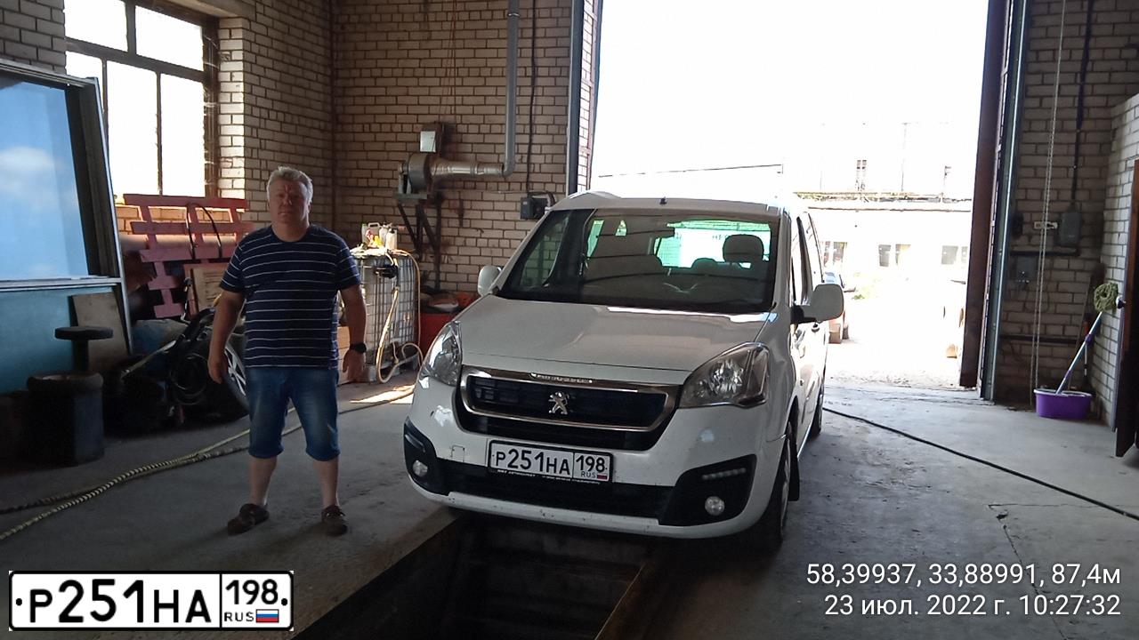 Фото автомобиля PEUGEOT PARTNER, 2016 — госномер Е074СВ69. Цвет: Белый