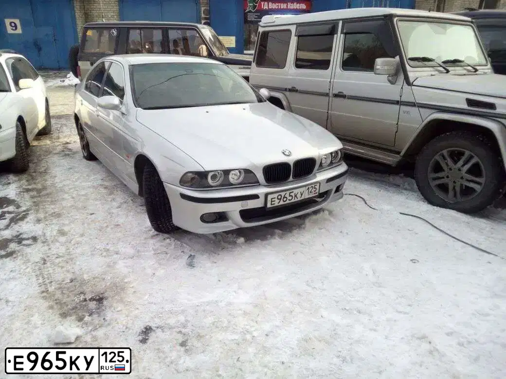 Фото автомобиля BMW SERIE 5, 2002 — госномер В680ЕК125. Цвет: Серый
