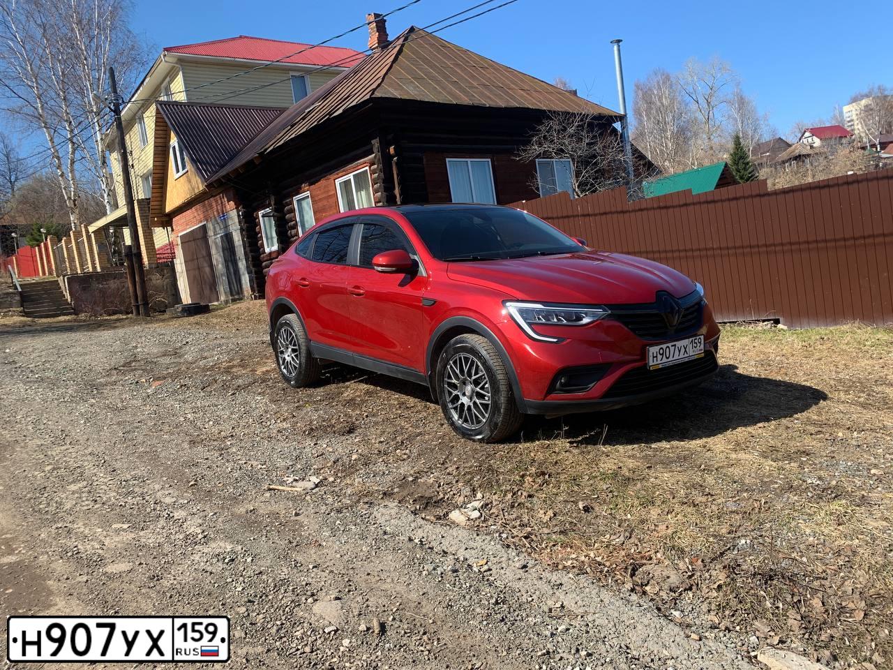 Фото автомобиля RENAULT ARKANA, 2021 — госномер К561МР702. Цвет: Красный
