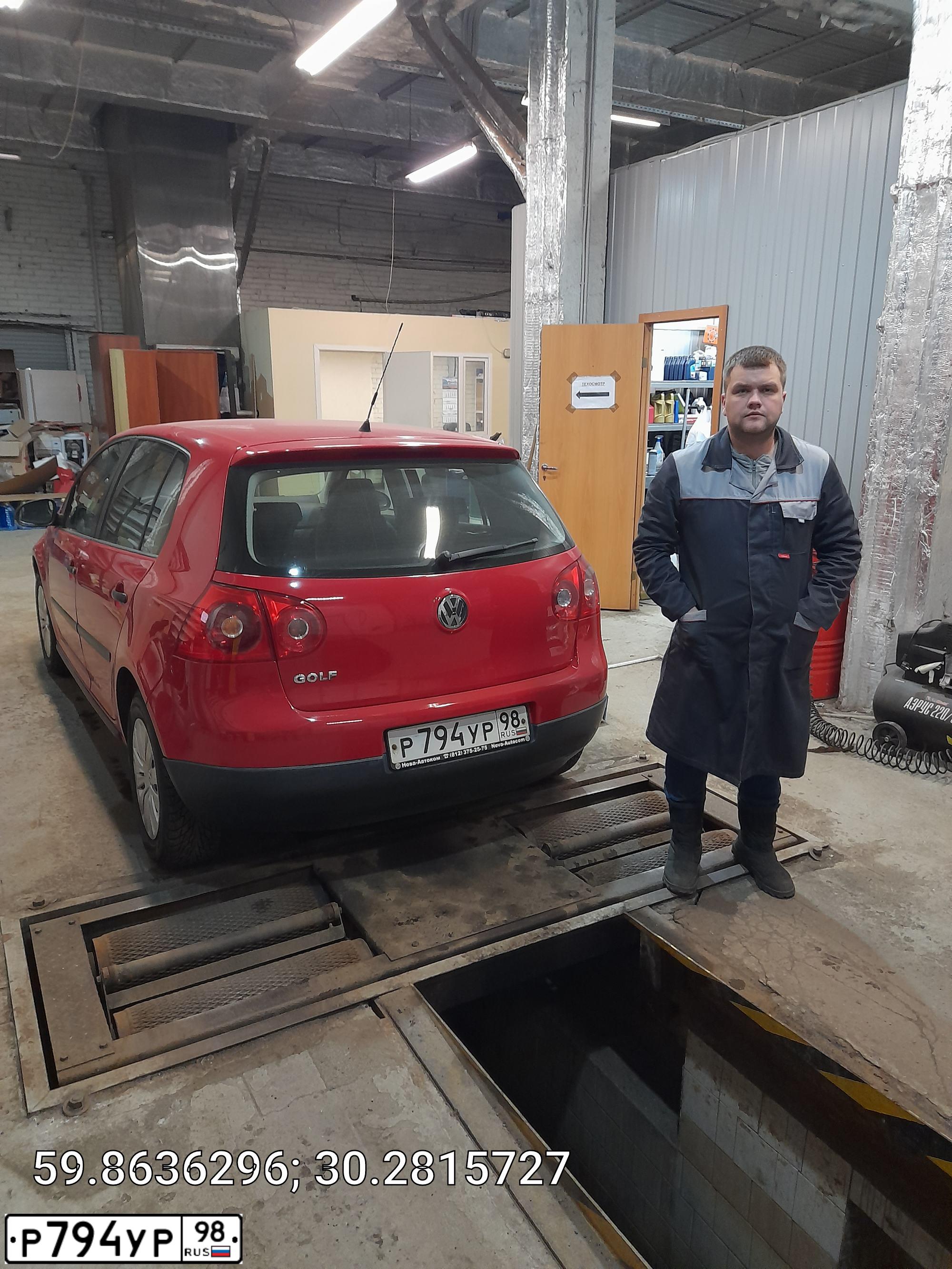 Фото автомобиля VOLKSWAGEN GOLF, 2007 — госномер Р794УР98. Цвет: КРАСНЫЙ