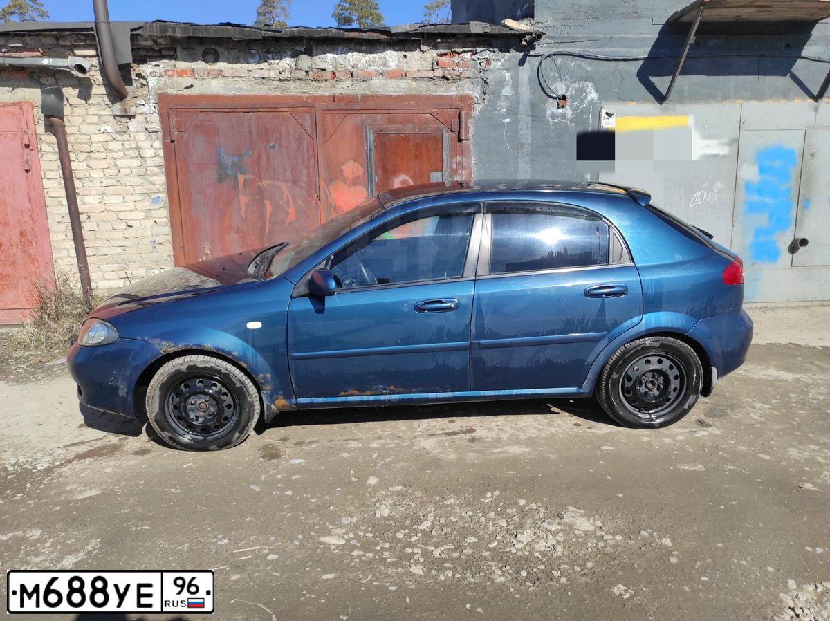 Фото автомобиля CHEVROLET LACETTI, 2008 — госномер М688УЕ96. Цвет: СИНИЙ