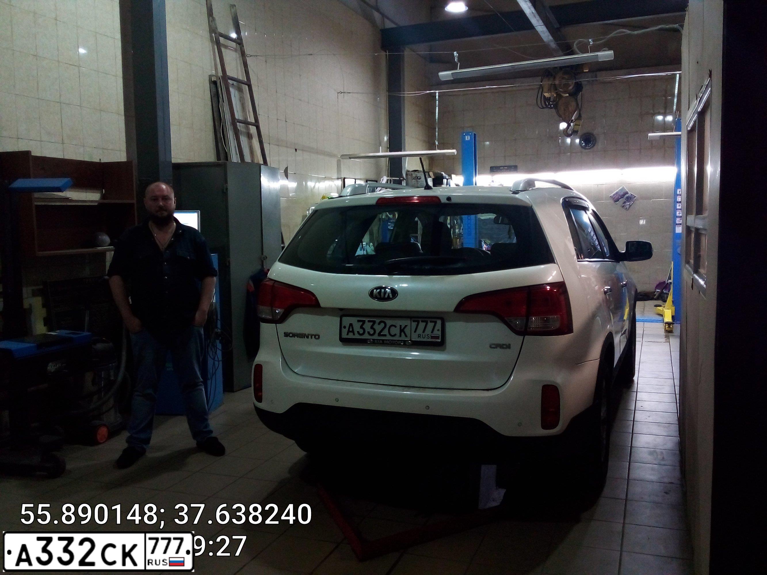 Фото автомобиля KIA SORENTO, 2014 — госномер У131УР77. Цвет: Белый