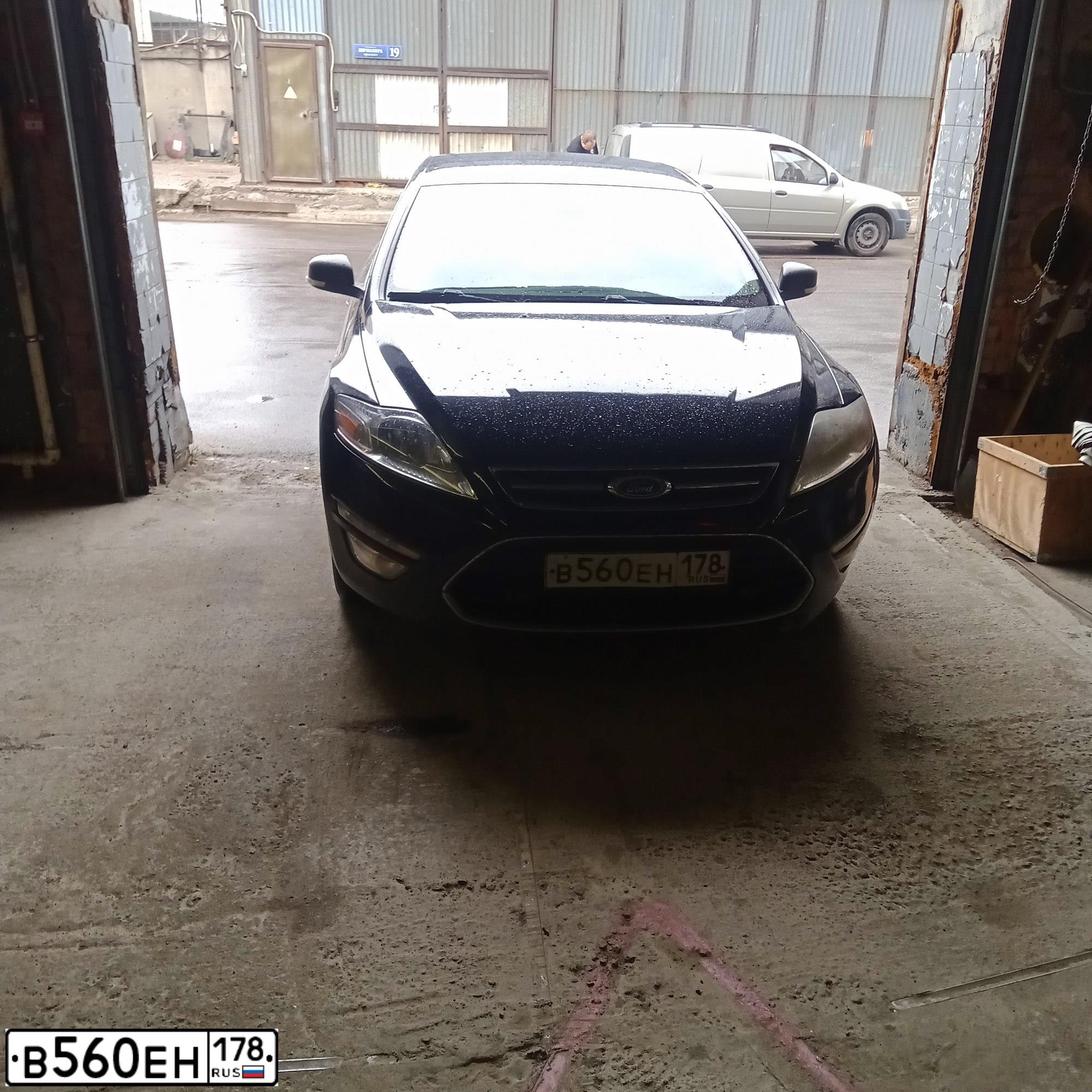 Фото автомобиля FORD MONDEO, 2011 — госномер В560ЕН178. Цвет: ЧЕРНЫЙ