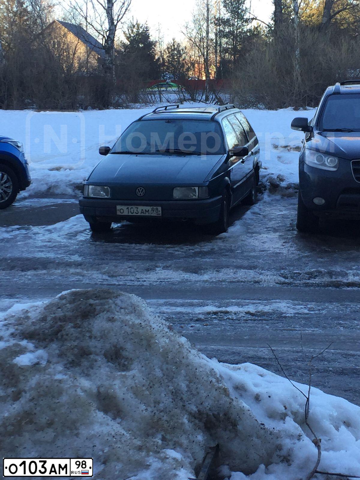 Фото автомобиля VOLKSWAGEN PASSAT, 1989 — госномер О103АМ98. Цвет: Темно-зеленый