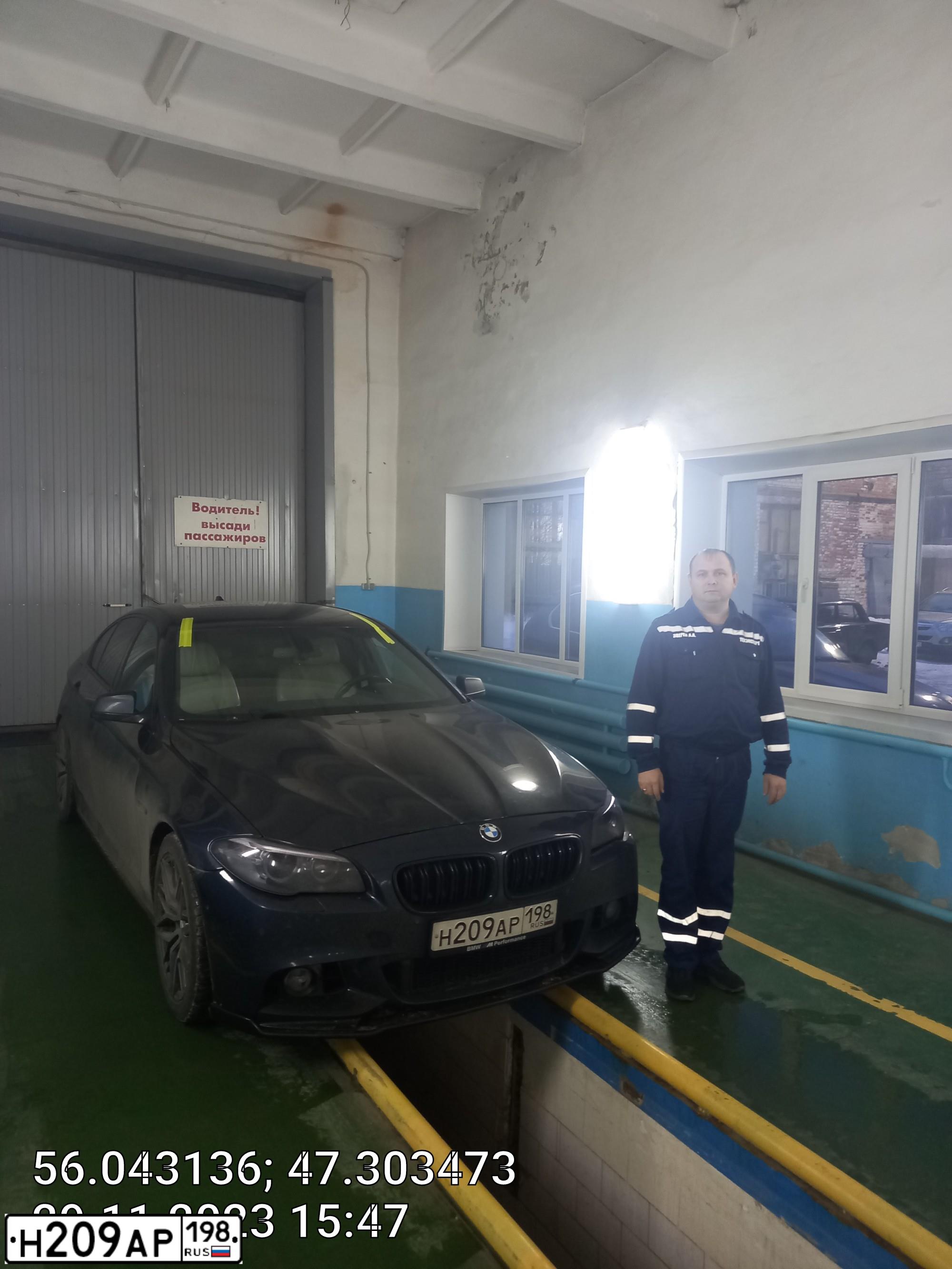 Фото автомобиля BMW SERIE 5, 2010 — госномер Т530АТ178. Цвет: Темно-синий