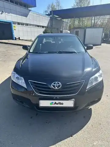 Фото автомобиля TOYOTA CAMRY, 2008 — госномер К323КМ53. Цвет: ЧЕРНЫЙ