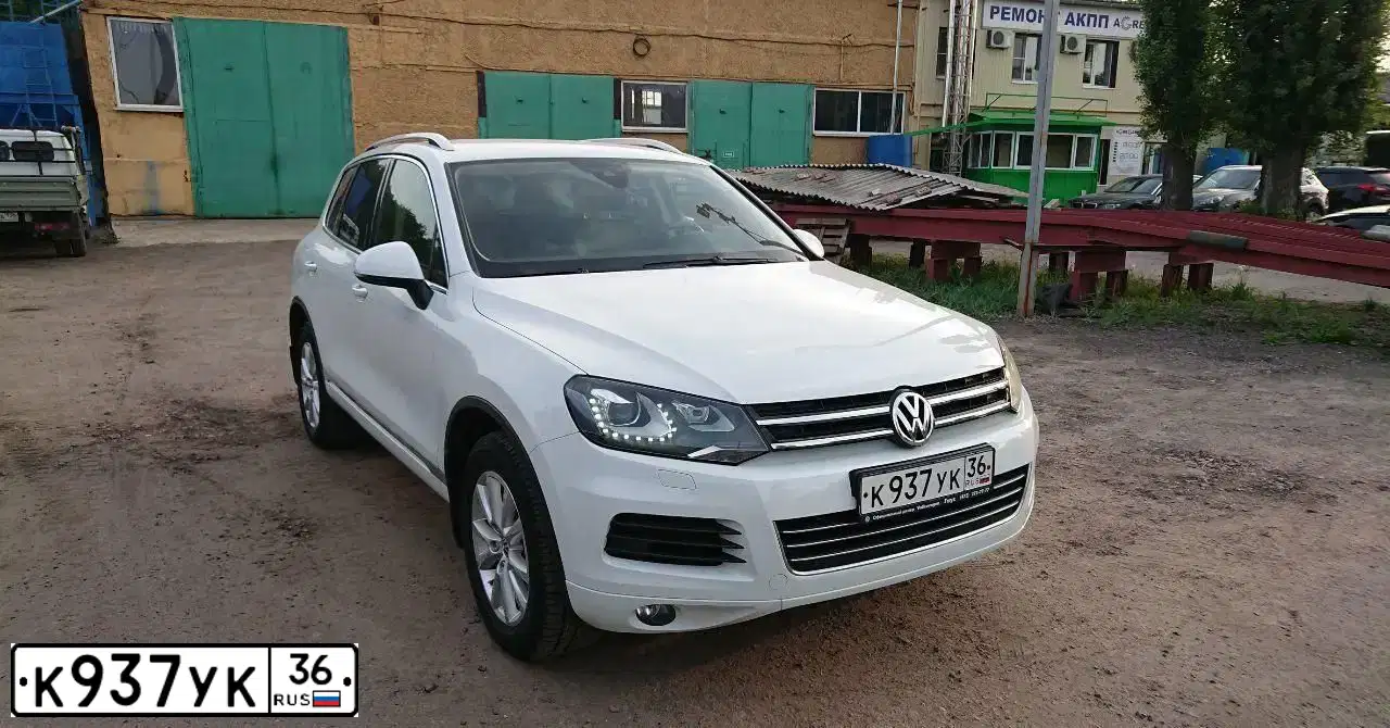 Фото автомобиля VOLKSWAGEN TOUAREG, 2013 — госномер Е148ХУ702. Цвет: Белый