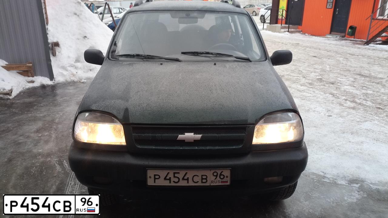 Фото автомобиля CHEVROLET NIVA, 2004 — госномер Х046ЕМ774. Цвет: Темно-зеленый