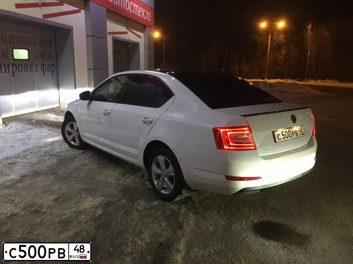 Фото автомобиля SKODA OCTAVIA, 2013 — госномер О429СР48. Цвет: Белый