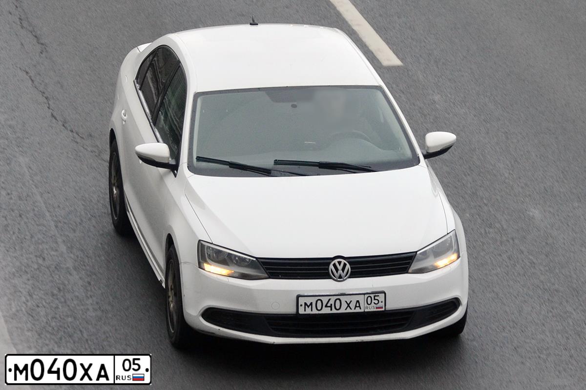 Фото автомобиля VOLKSWAGEN JETTA, 2012 — госномер М040ХА05. Цвет: БЕЛЫЙ