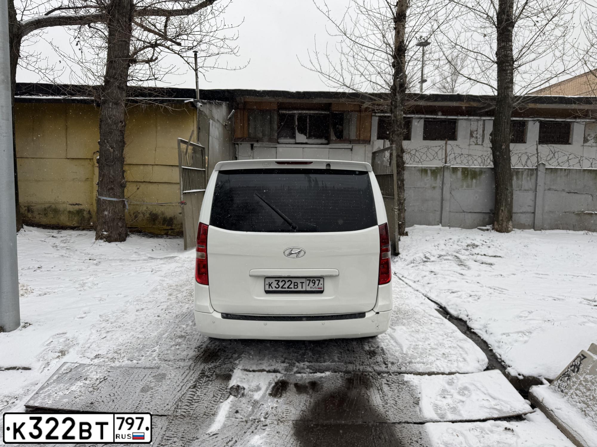 Фото автомобиля HYUNDAI GRAND STAREX, 2011 — госномер К322ВТ797. Цвет: Белый
