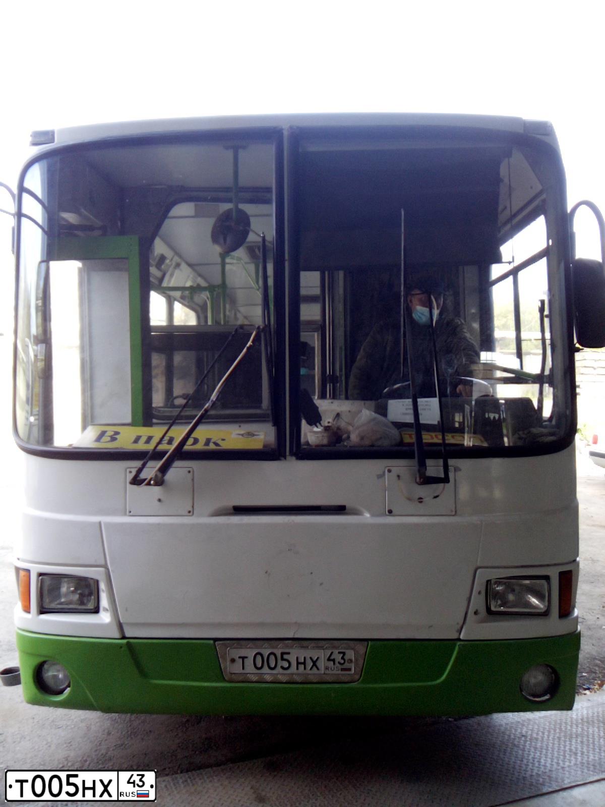 Фото автомобиля LIAZ 5256, 2006 — госномер Т005НХ43. Цвет: БЕЛЫЙ ЗЕЛЕНЫЙ
