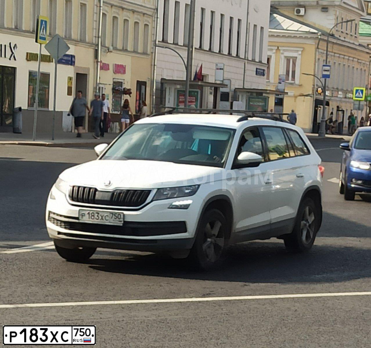 Фото автомобиля SKODA KODIAQ, 2019 — госномер Р183ХС750. Цвет: БЕЛЫЙ
