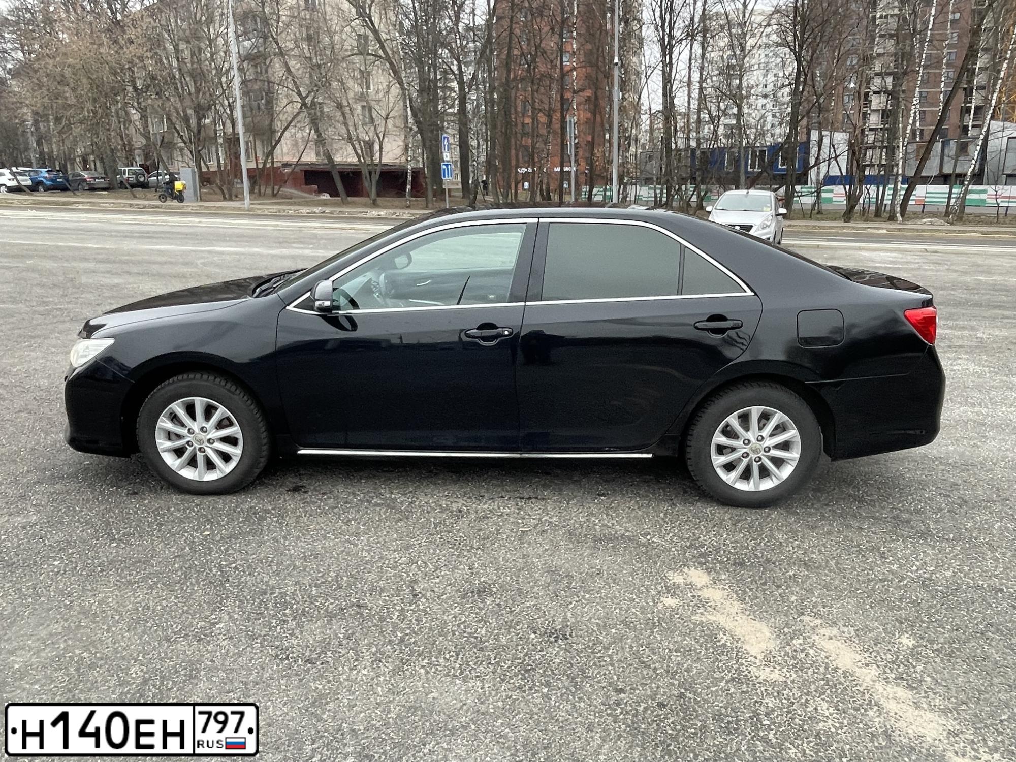 Фото автомобиля TOYOTA CAMRY, 2012 — госномер Р002УМ197. Цвет: ЧЕРНЫЙ МЕТАЛЛИК