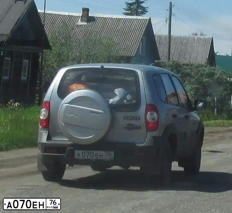 Фото автомобиля CHEVROLET NIVA, 2012 — госномер А070ЕН76. Цвет: СВЕТЛО-СЕРЫЙ