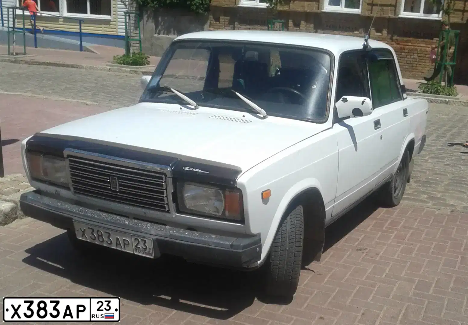 Фото автомобиля LADA 2110, 1998 — госномер С975НК26. Цвет: БЕЛЫЙ