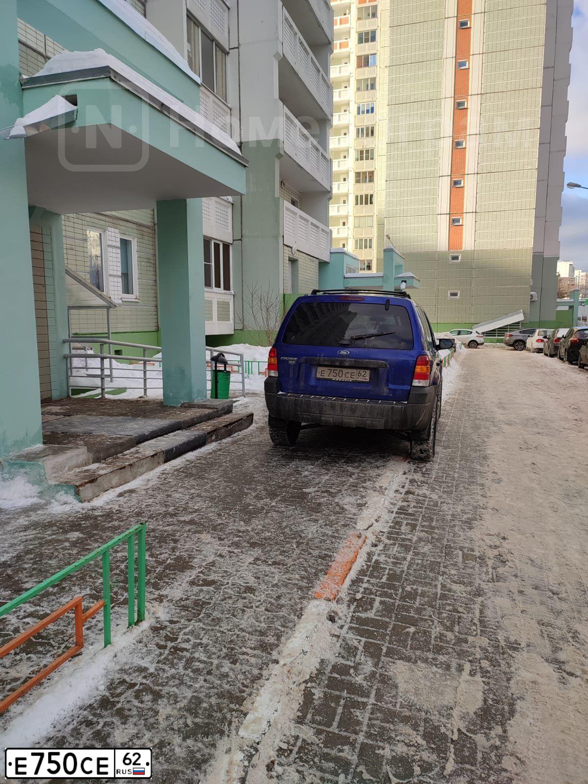 Фото автомобиля FORD ESCAPE, 2005 — госномер Е750СЕ62. Цвет: СИНИЙ