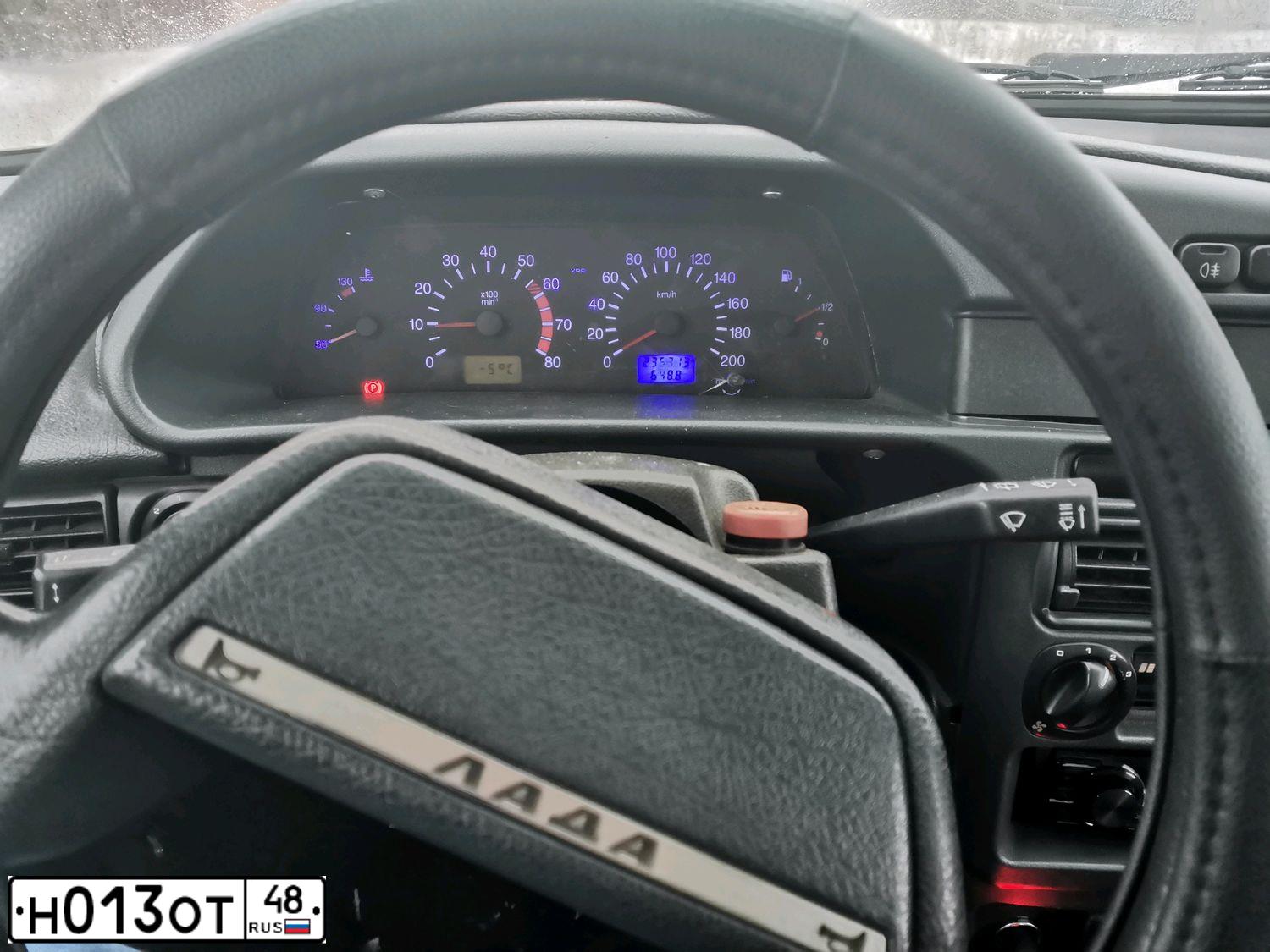 Фото автомобиля LADA 2113 SAMARA, 2006 — госномер Е607ВА48. Цвет: СВЕТЛО-СЕР.МЕТАЛЛ.