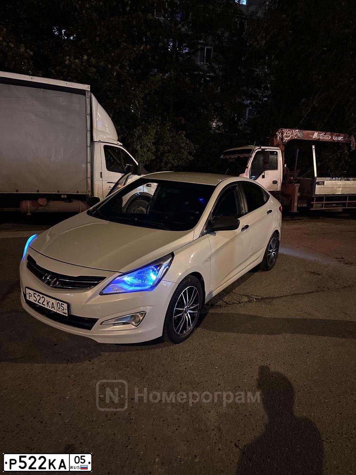 Фото автомобиля HYUNDAI SOLARIS, 2015 — госномер Р522КА05. Цвет: БЕЖЕВЫЙ