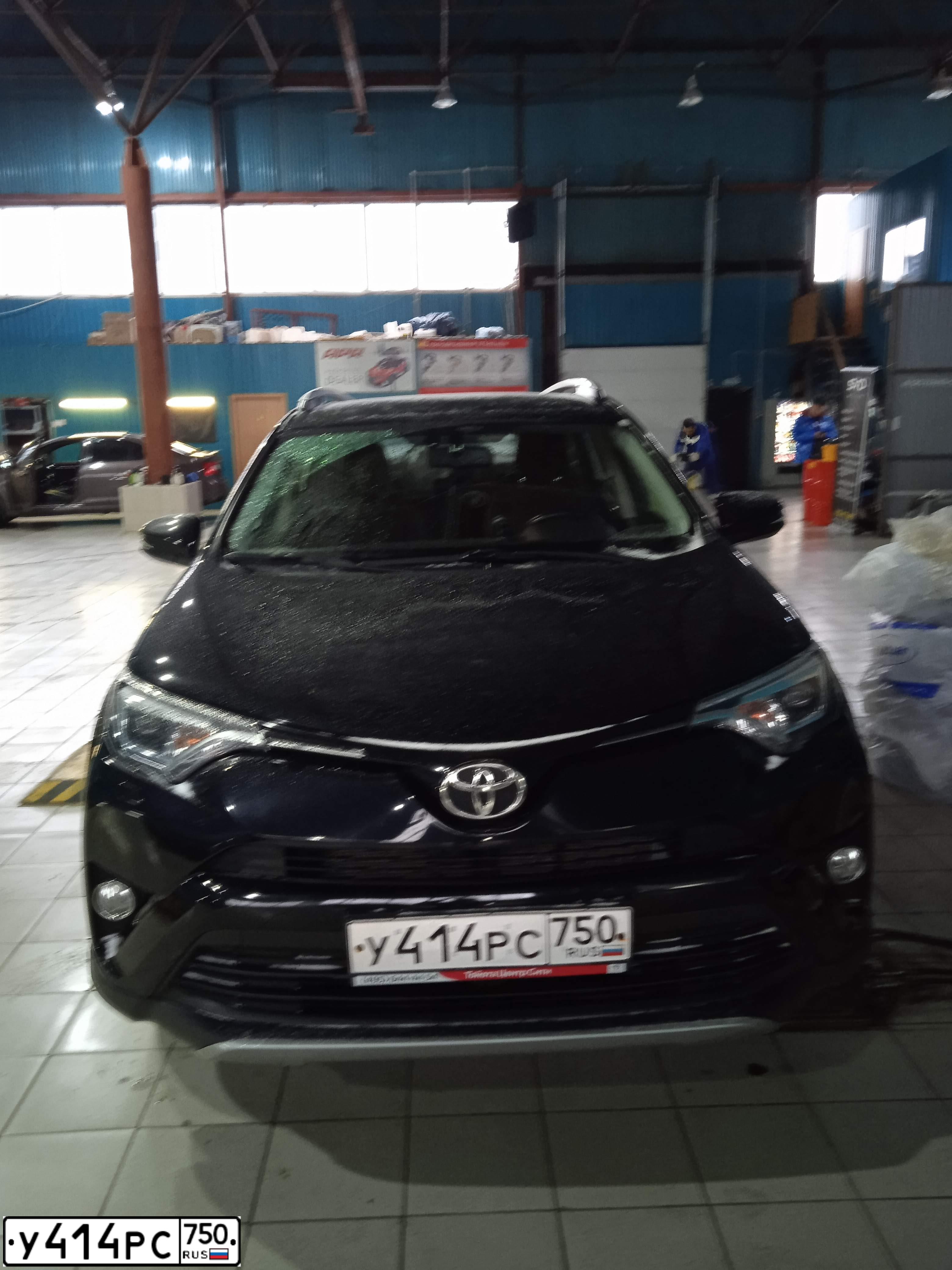 Фото автомобиля TOYOTA RAV4, 2017 — госномер О366КК799. Цвет: ЧЕРНЫЙ МЕТАЛЛИК