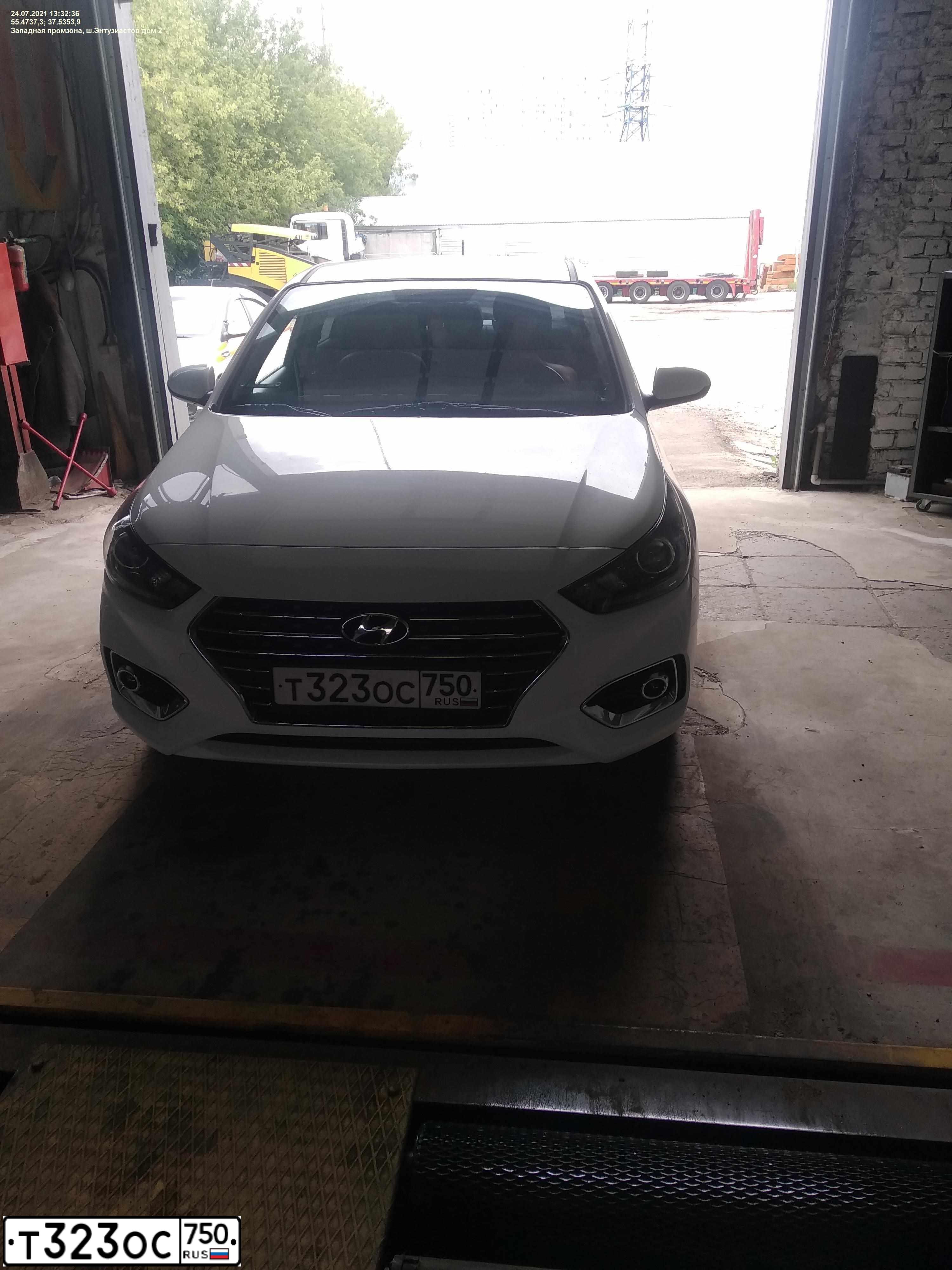 Фото автомобиля HYUNDAI SOLARIS, 2017 — госномер Т323ОС750. Цвет: БЕЛЫЙ