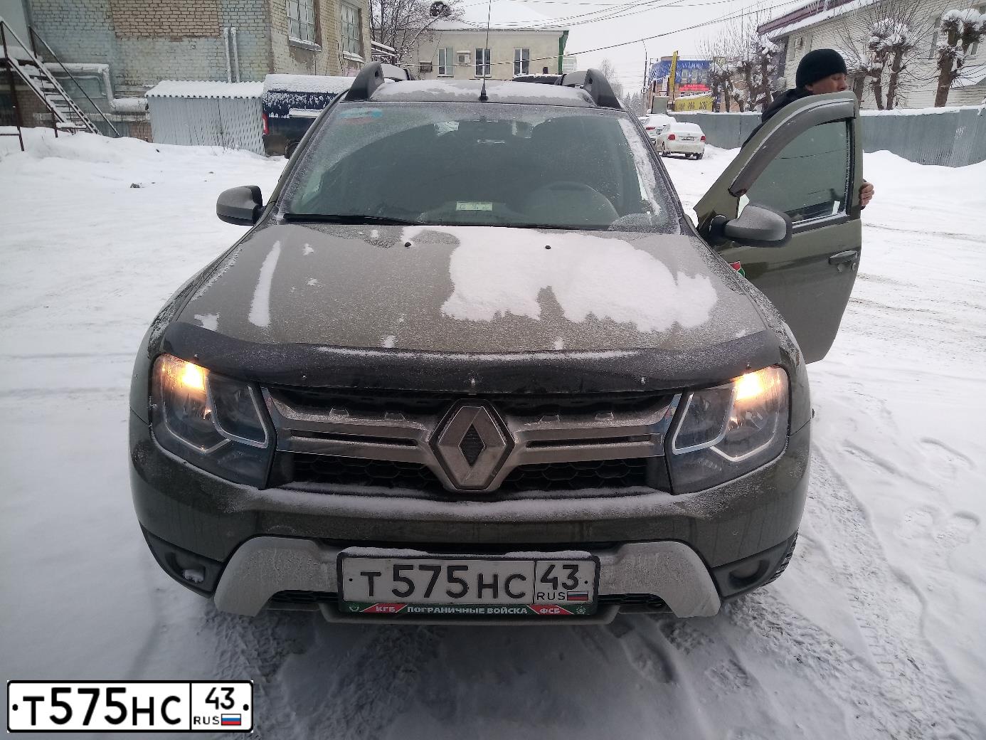 Фото автомобиля RENAULT SANDERO, 2011 — госномер Т575НС43. Цвет: Красный