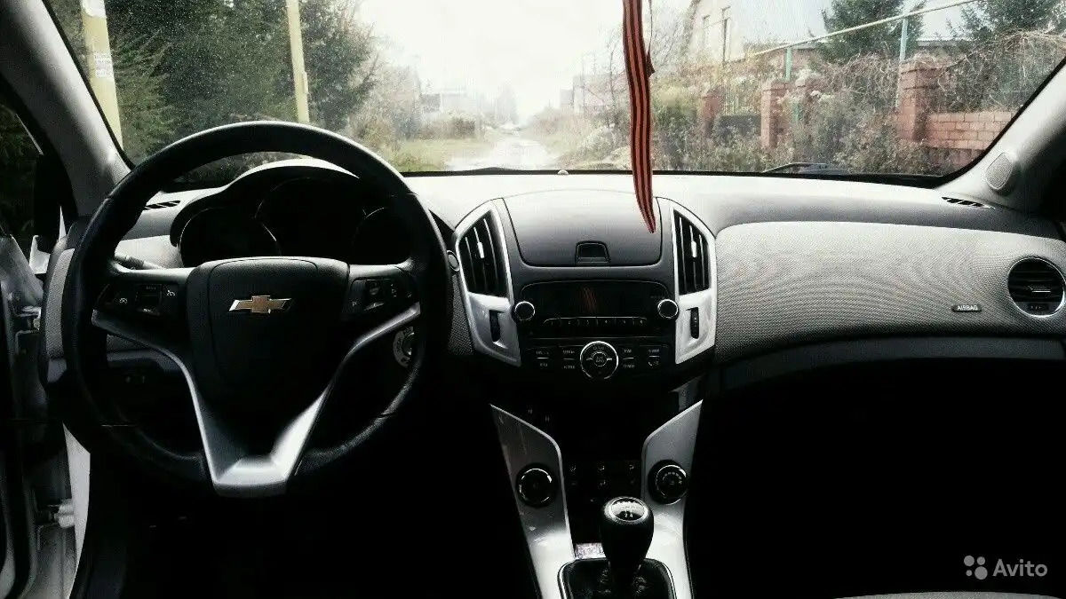 Фото автомобиля CHEVROLET CRUZE, 2013 — госномер М979ЕА152. Цвет: Белый